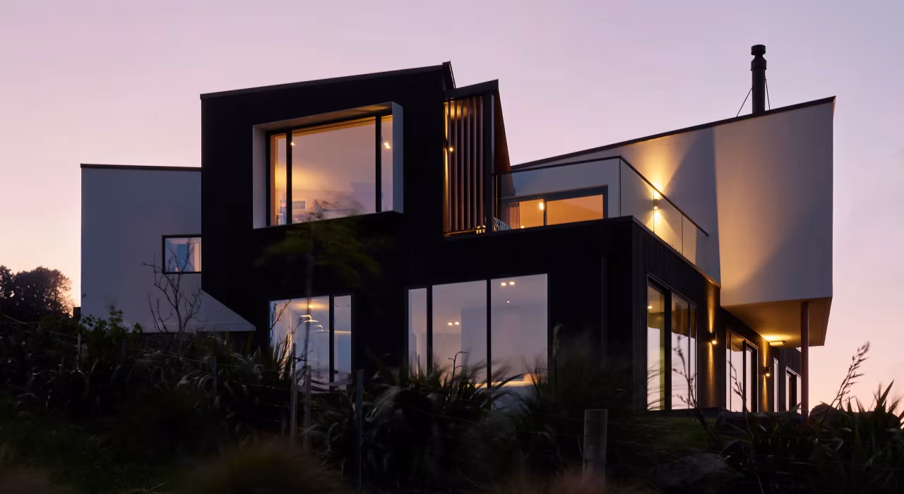 <img alt=" Haumoko House at dusk by Site Architecture — dark and white volumes against evening sky, Clifton Christchurch residential architecture." src="/images/2/5/1/0/2/251029lmhl075-2199d40c.webp" width="2048" height="1536" />